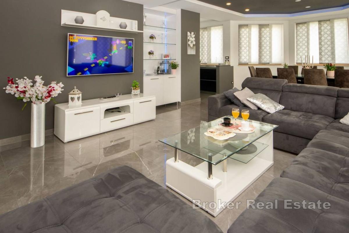 Dvokatnica s bazenom na mirnoj lokaciji