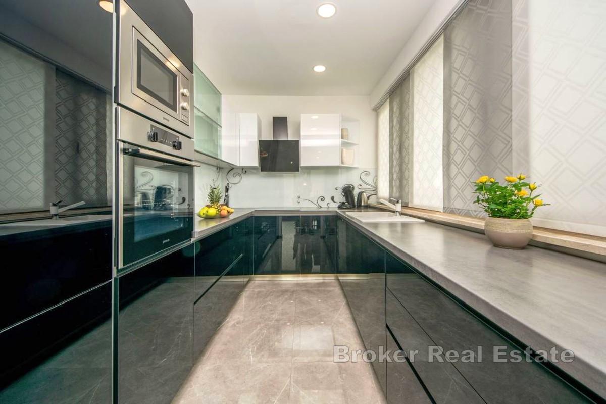 Dvokatnica s bazenom na mirnoj lokaciji