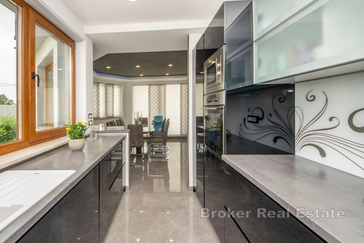 Dvokatnica s bazenom na mirnoj lokaciji