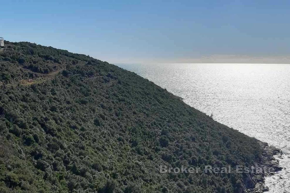 Atraktivní pozemek v první řadě u moře s investičním potenciálem