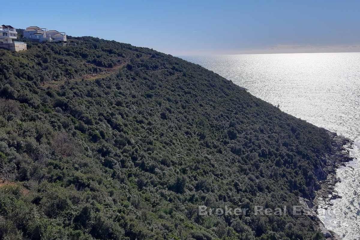 Atraktivní pozemek v první řadě u moře s investičním potenciálem