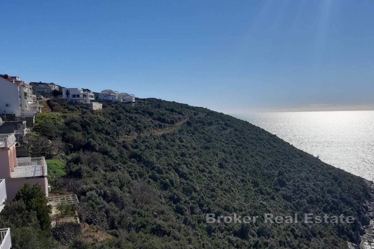 Atraktivní pozemek v první řadě u moře s investičním potenciálem