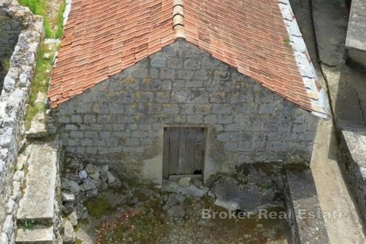 Řadový dům, k rekonstrukci, se zahradou a hospodářskou budovou