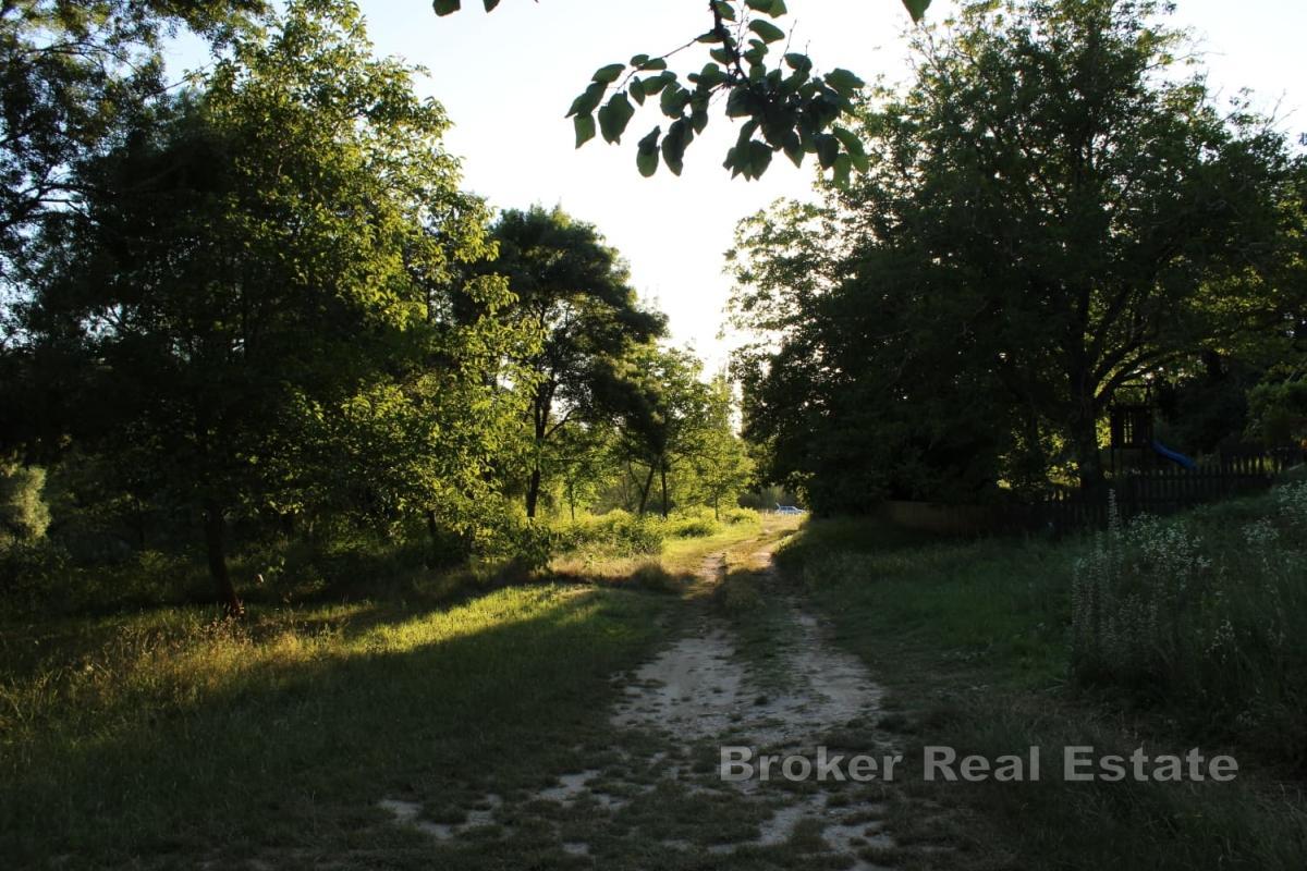 Terrain constructible dans un emplacement exceptionnel en bordure de la rivière Cetina