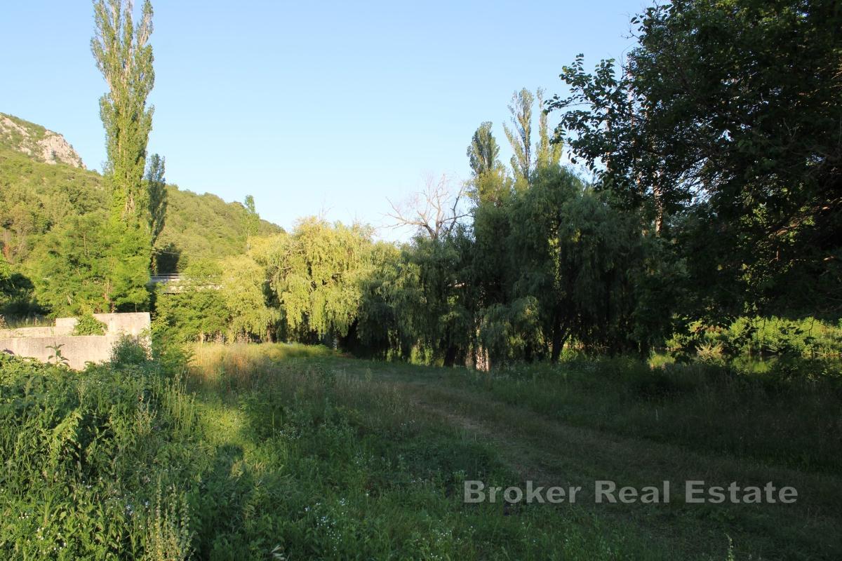 Terrain constructible dans un emplacement exceptionnel en bordure de la rivière Cetina