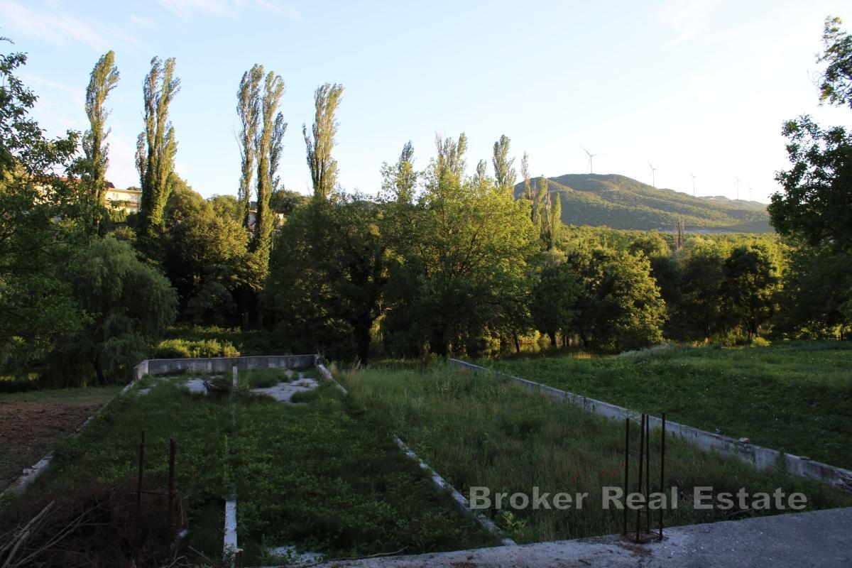 Terrain constructible dans un emplacement exceptionnel en bordure de la rivière Cetina