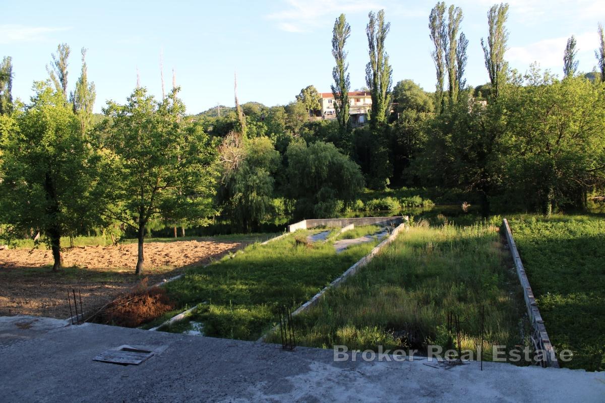 Terrain constructible dans un emplacement exceptionnel en bordure de la rivière Cetina