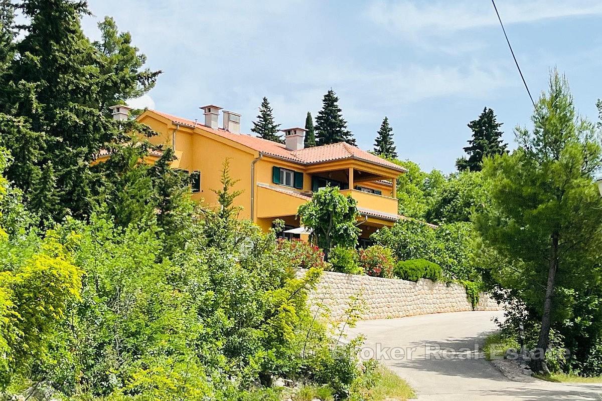 Dom z apartamentami i widokiem na morze