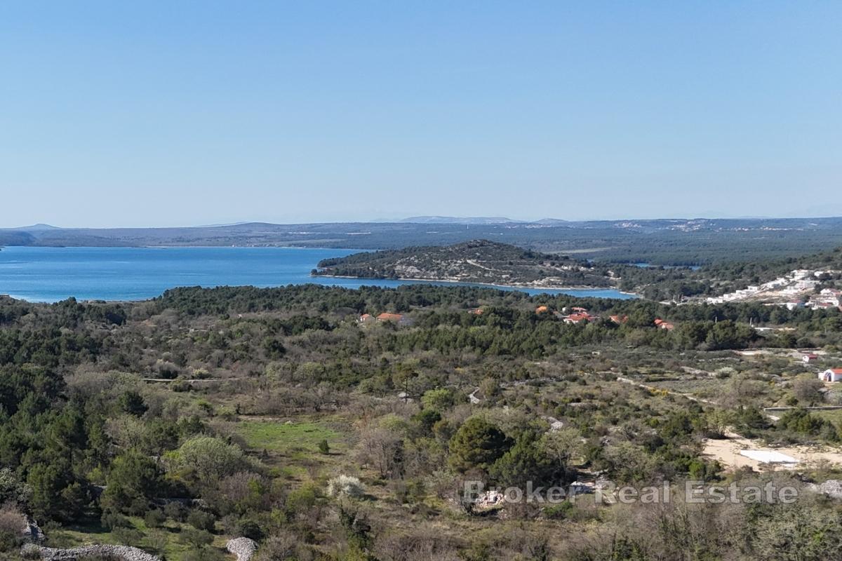 Luxusní vila ve vysokém rozestavení s výhledem na moře