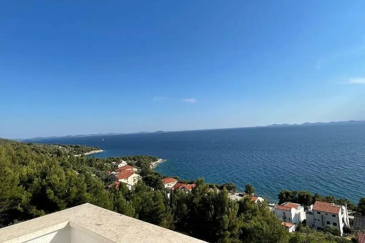 Due appartamenti con piscina e vista panoramica sul mare