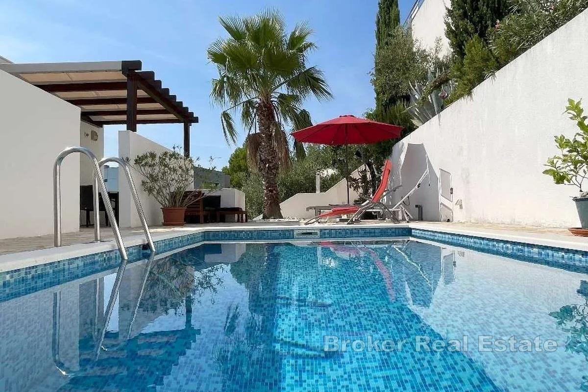 Due appartamenti con piscina e vista panoramica sul mare