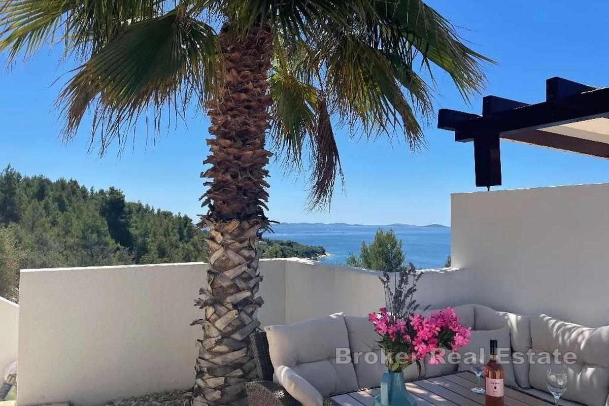 Due appartamenti con piscina e vista panoramica sul mare