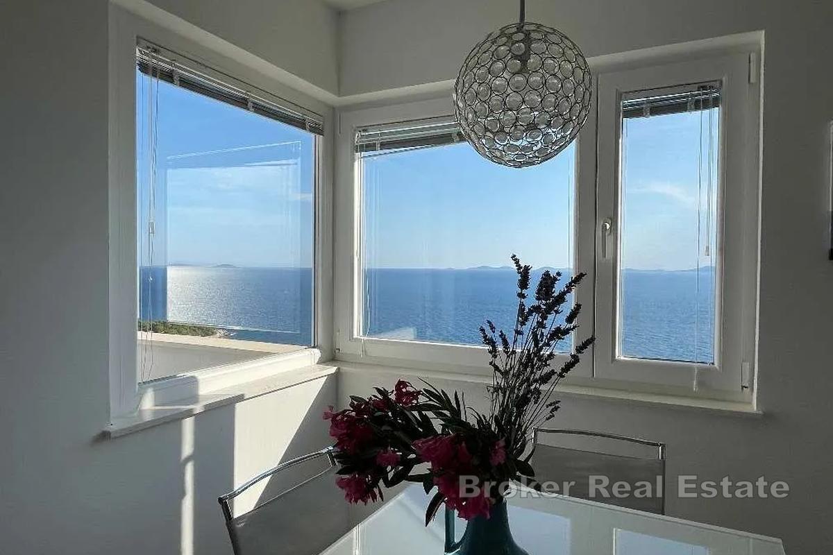 Due appartamenti con piscina e vista panoramica sul mare