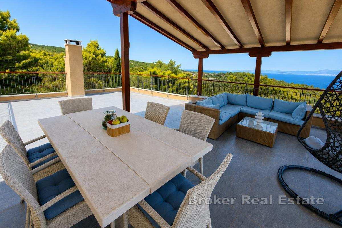 Elegante villa con piscina e vista panoramica sul mare