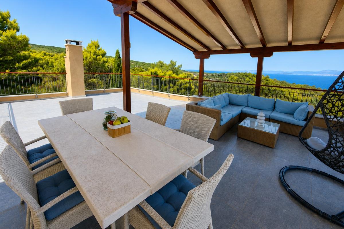 Elegante villa con piscina e vista panoramica sul mare