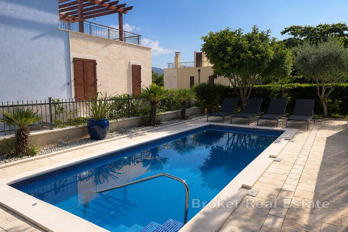 Elegante villa con piscina e vista panoramica sul mare