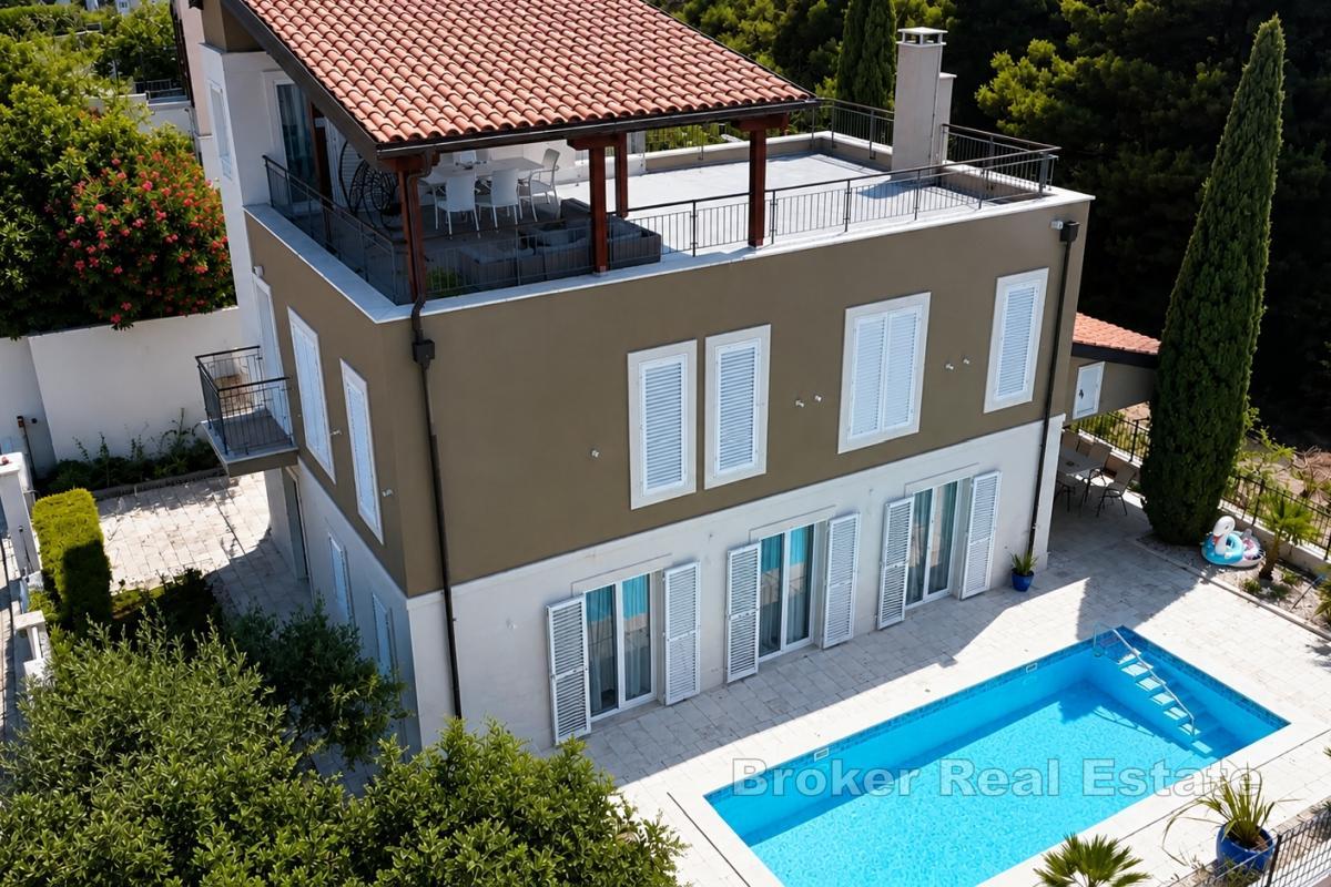 Elegante villa con piscina e vista panoramica sul mare