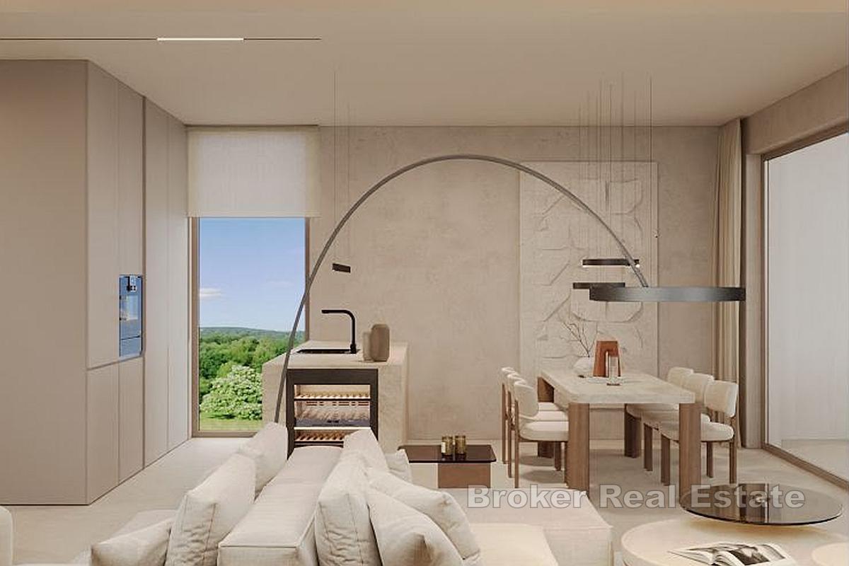 Przestronny apartament z trzema sypialniami i basenem, blisko plaży
