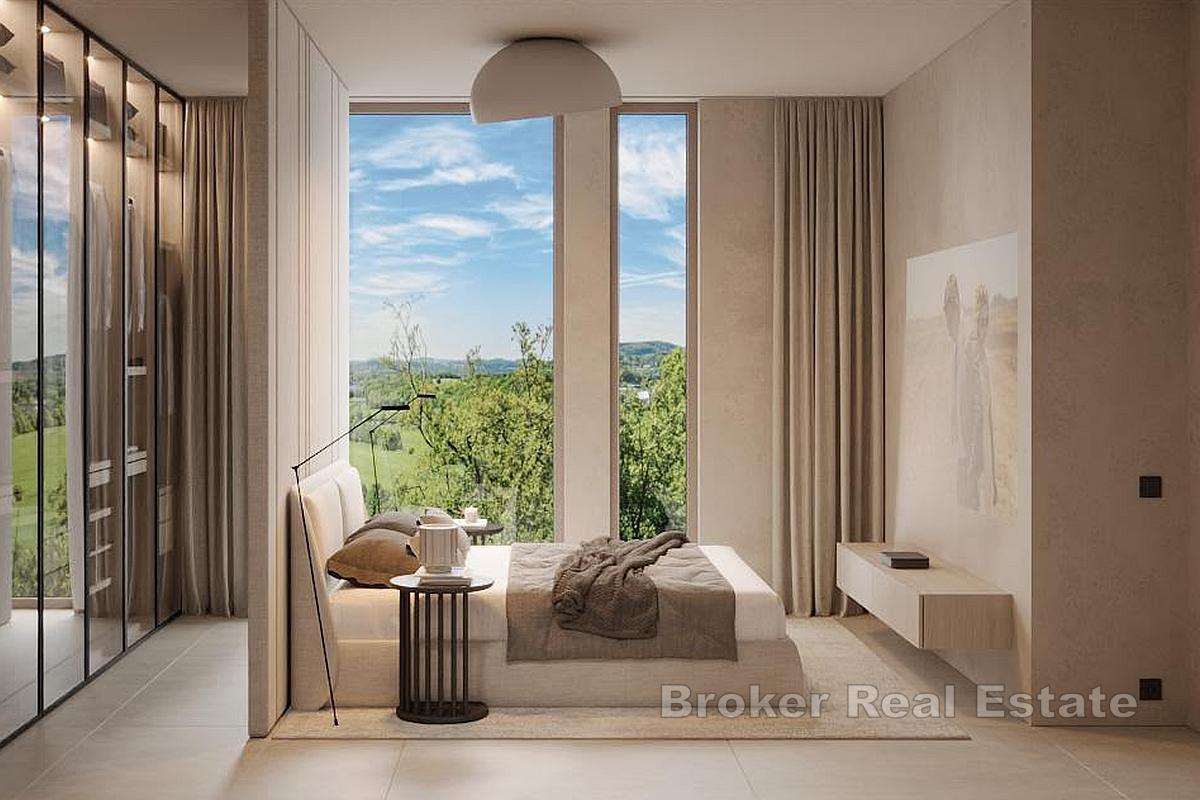 Przestronny apartament z trzema sypialniami i basenem, blisko plaży