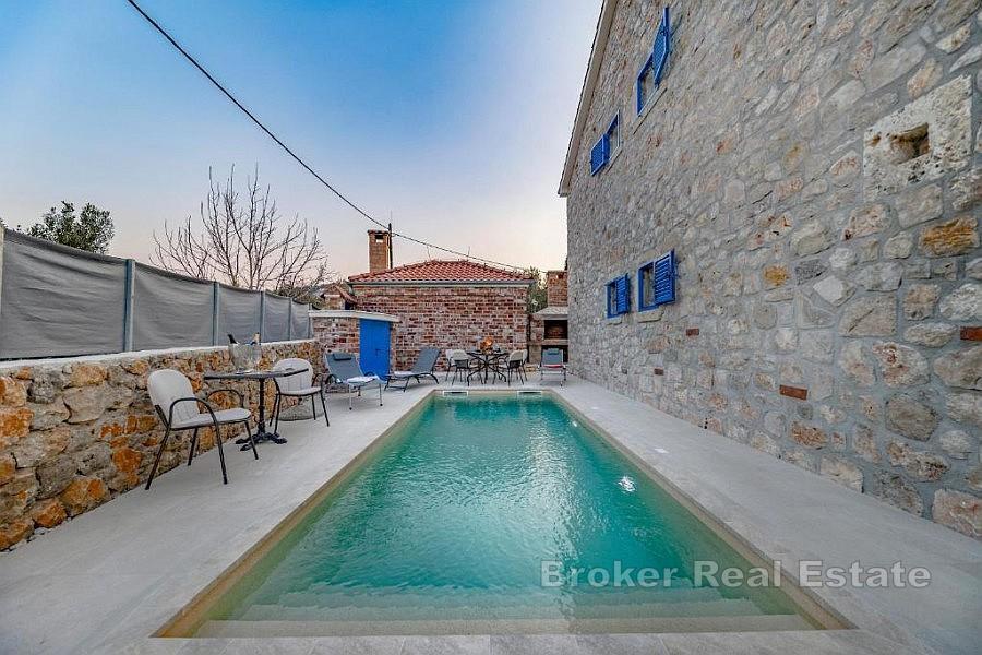 Dalmatinische Villa mit Pool, Terrassen und Meerblick