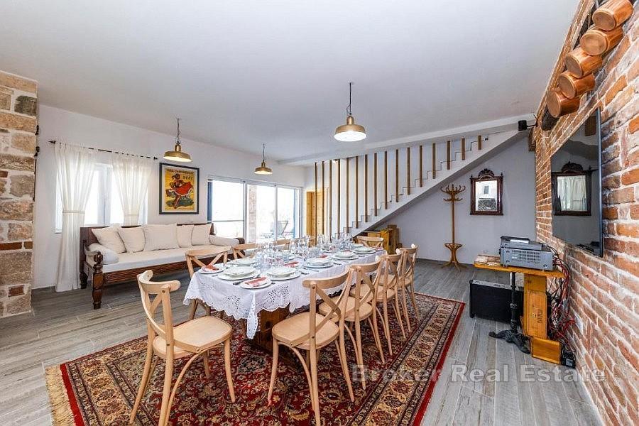 Dalmatinische Villa mit Pool, Terrassen und Meerblick