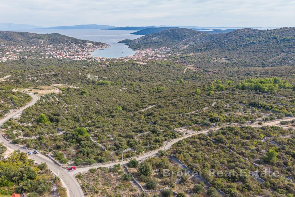 Bygtomt med havsutsikt nära Trogir