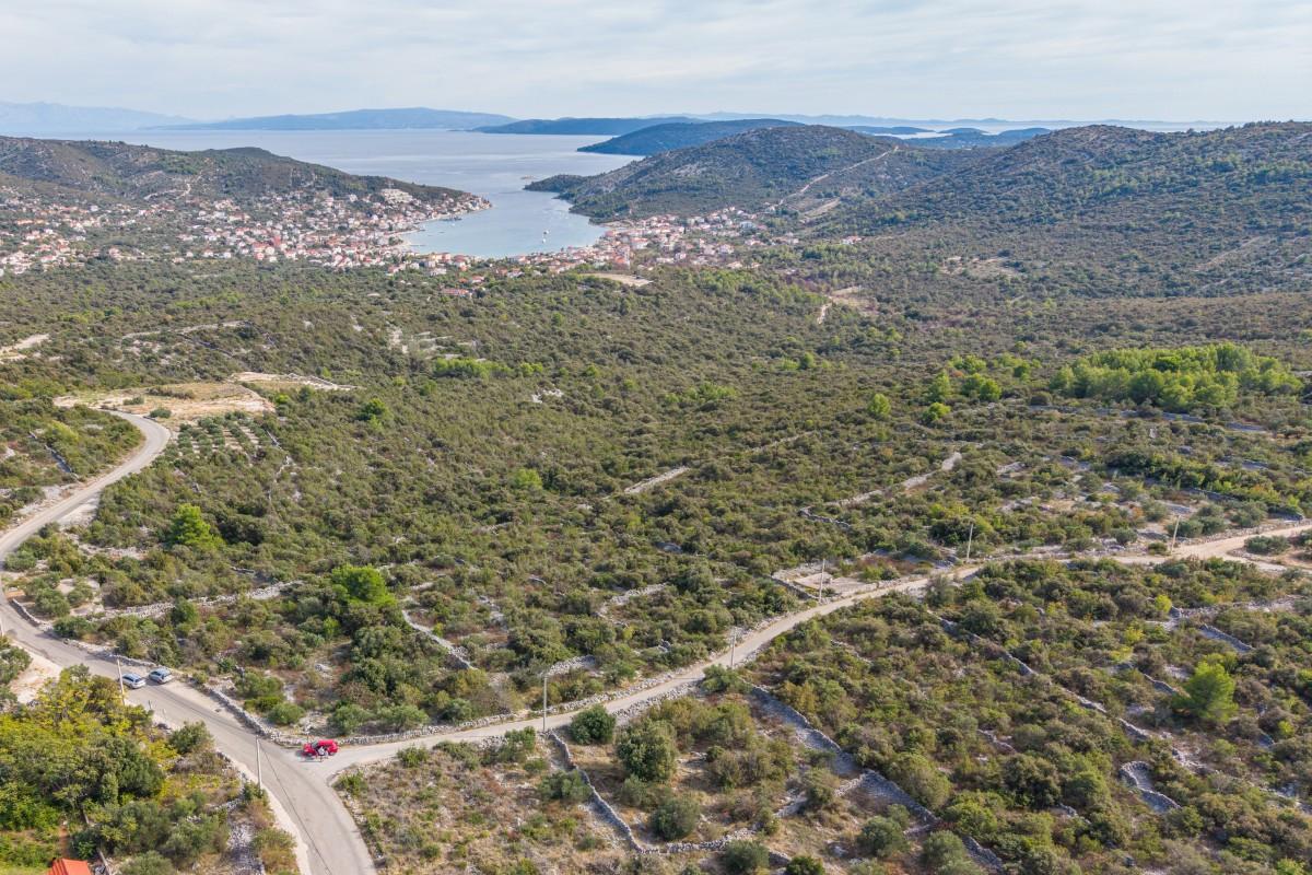 Bygtomt med havsutsikt nära Trogir
