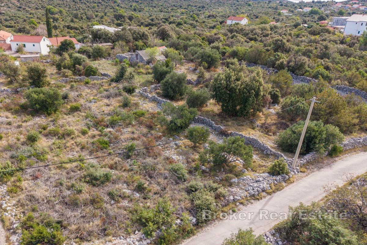 Bygtomt med havsutsikt nära Trogir