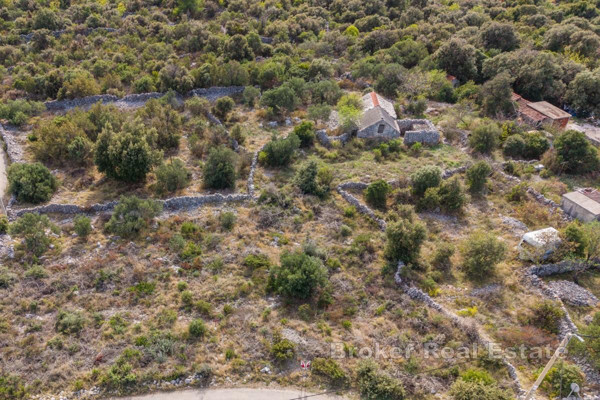 Bygtomt med havsutsikt nära Trogir