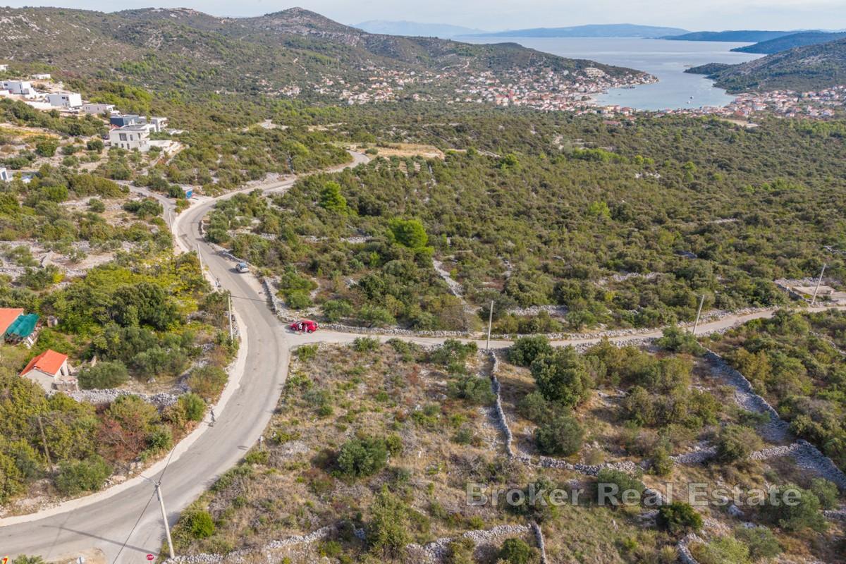 Bygtomt med havsutsikt nära Trogir