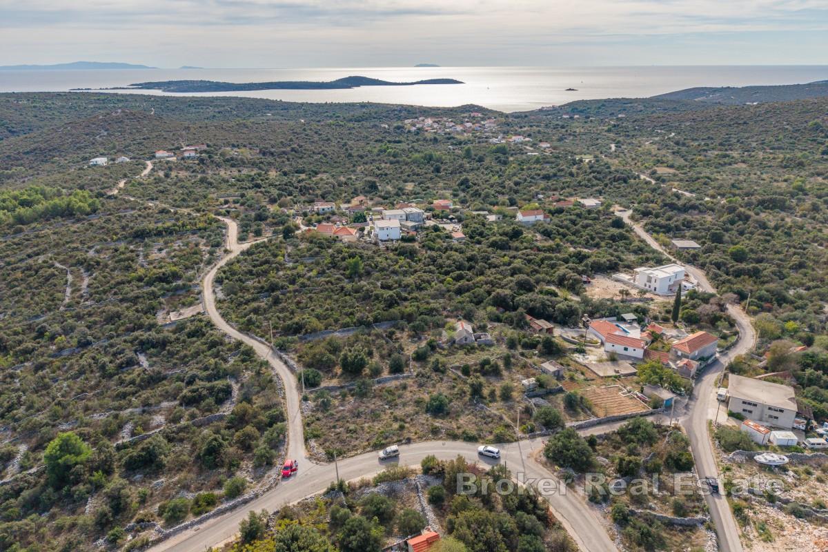 Bygtomt med havsutsikt nära Trogir
