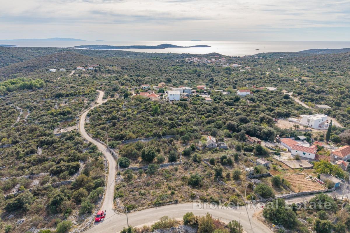 Bygtomt med havsutsikt nära Trogir