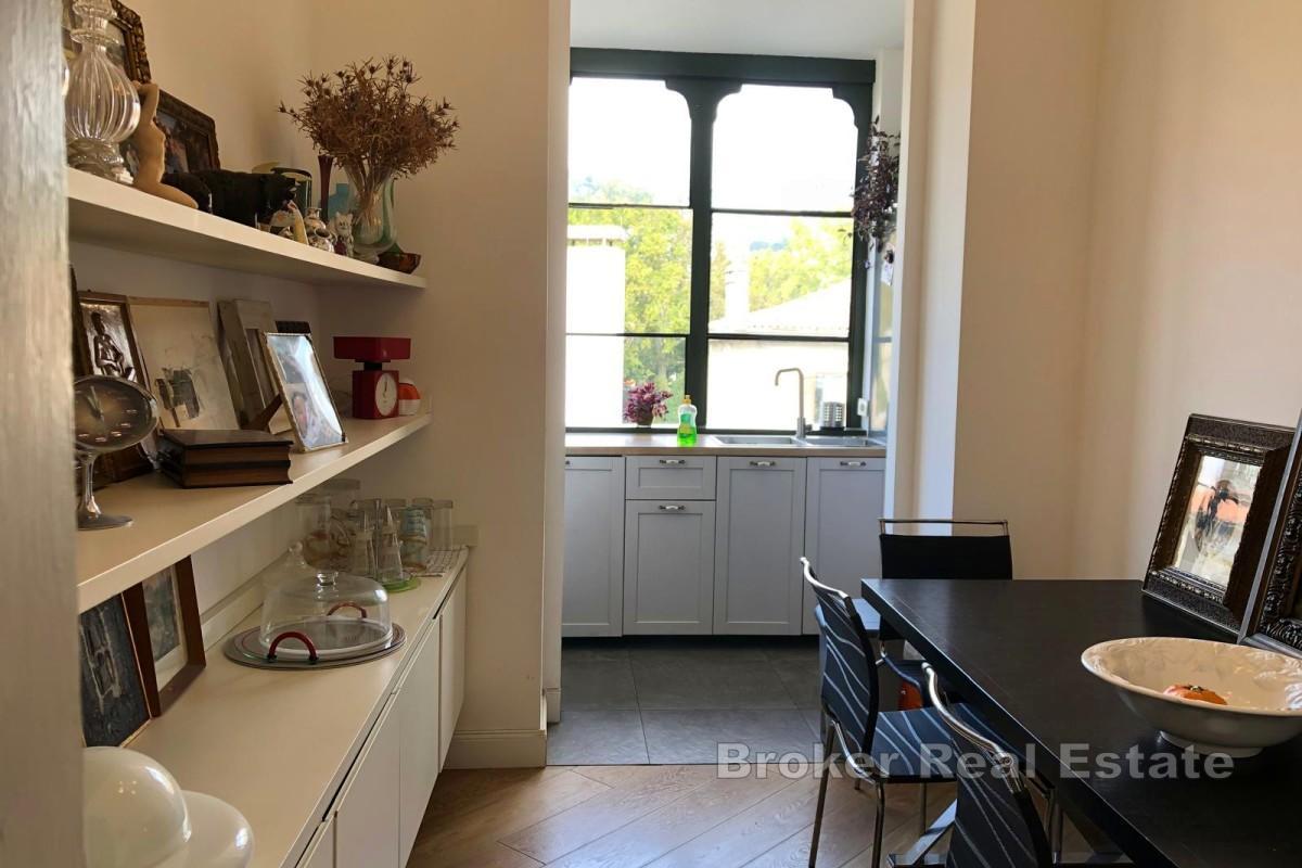 Appartamento con terrazza in una villa storica