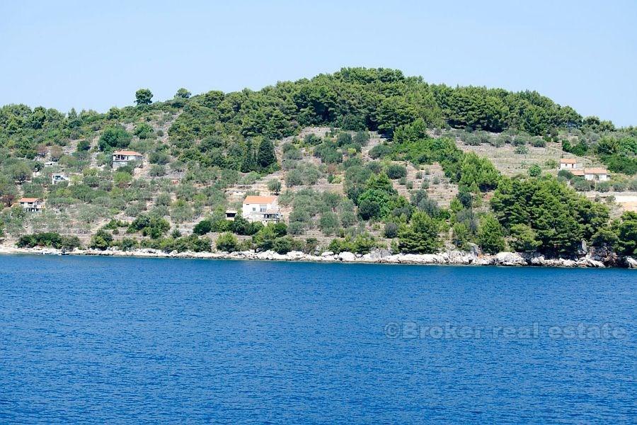île de Korcula, terrain dans une baie tranquille
