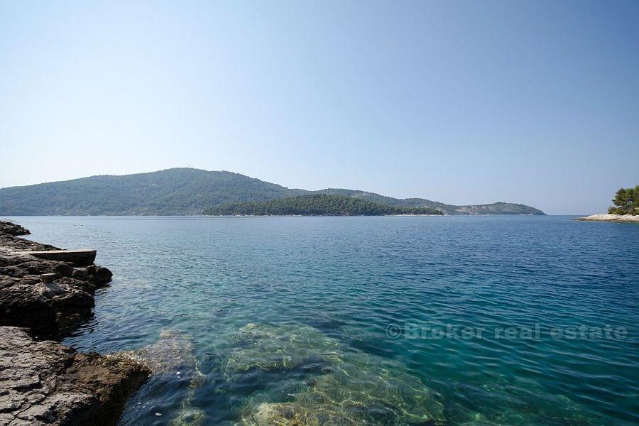 île de Korcula, terrain dans une baie tranquille