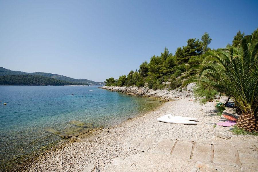île de Korcula, terrain dans une baie tranquille