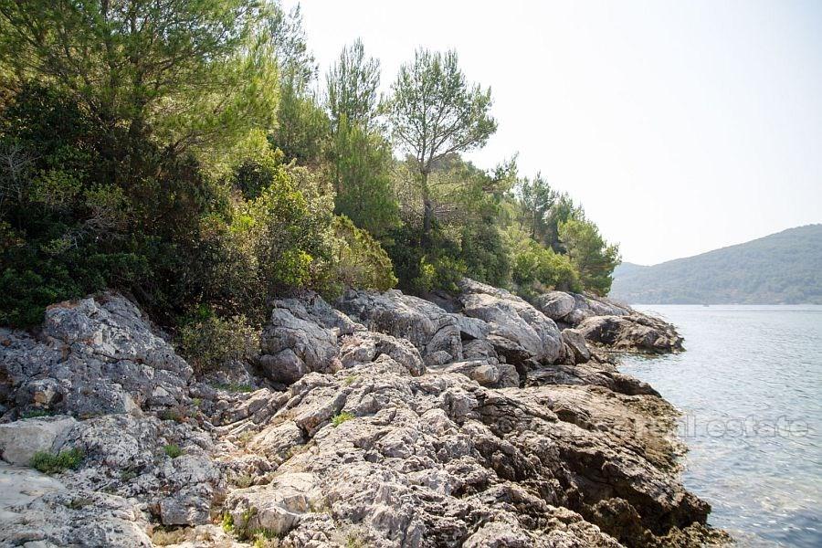 île de Korcula, terrain dans une baie tranquille