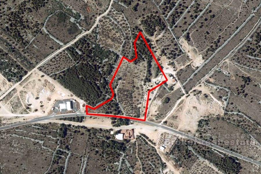 près de Sibenik, terrain à bâtir pour des fins commerciales
