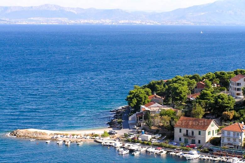 Ön Solta, två byggnader, 2: a och 3: e raden från havet