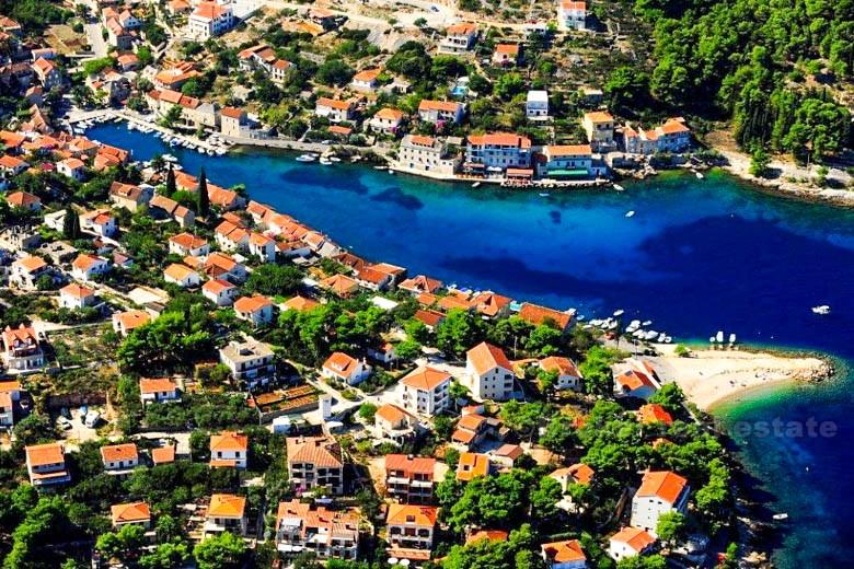 Øya Solta, to byggeplasser, 2. og 3. rad fra sjøen