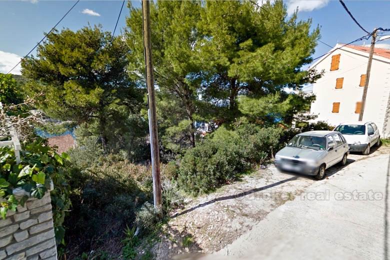 Øya Solta, to byggeplasser, 2. og 3. rad fra sjøen